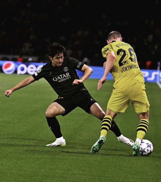 [OSEN=진화(중국), 최규한 기자] 황선홍호가 태국을 잡으면서 16강 진출 티켓을 따냈다.황선홍 감독이 이끄는 대한민국 아시안게임 대표팀은 21일 오후 8시 30분(한국시간)중국 진화의진화 스포츠센터 스타디움에서 태국과 2022 항저우 아시안게임 조별리그 E조 2차전을 치러 4-0 대승을 거뒀다.쿠웨이트와 1차전을 9-0으로 승리한 한국은 2승, 승점 6으로 바레인과 3차전 경기 결과와 상관없이 조 1위를 확정해 조기 16강 진출에 성공했다.경기를 마치고 승리한 한국 엄원상을 비롯한 선수들과 대표팀에 합류한 이강인이 미소짓고 있다. 2023.09.21 / dreamer@osen.co.kr