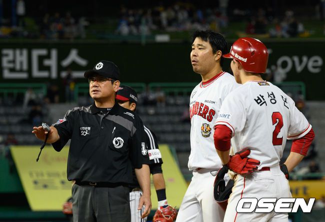 [OSEN=문학, 조은정 기자]21일 오후 인천 문학동 SSG랜더스필드에서 2023 신한은행 SOL KBO리그 SSG 랜더스와 LG 트윈스의 경기가 진행됐다.9회초 1사 3루 LG 신민재의 뜬공에 태그업을 한 박해민이 홈으로 쇄도했으나 SSG 포수 이흥련에게 태그아웃 됐다. 기뻐하는 엘리아스. 2023.09.21 /cej@osen.co.kr