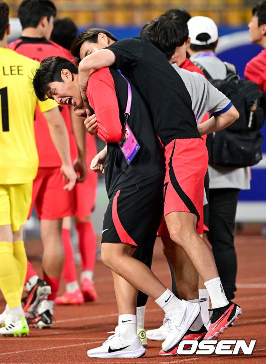 [OSEN=진화(중국), 최규한 기자] 황선홍호가 태국을 잡으면서 16강 진출 티켓을 따냈다.황선홍 감독이 이끄는 대한민국 아시안게임 대표팀은 21일 오후 8시 30분(한국시간)중국 진화의진화 스포츠센터 스타디움에서 태국과 2022 항저우 아시안게임 조별리그 E조 2차전을 치러 4-0 대승을 거뒀다.쿠웨이트와 1차전을 9-0으로 승리한 한국은 2승, 승점 6으로 바레인과 3차전 경기 결과와 상관없이 조 1위를 확정해 조기 16강 진출에 성공했다.경기를 마치고 승리한 한국 송민규와 이강인이 장난을 치고 있다. 2023.09.21 / dreamer@osen.co.kr