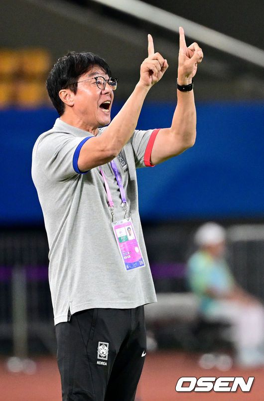 [OSEN=진화(중국), 최규한 기자] 21일 오후 중국 진화 스타디움에서 '제19회 항저우아시아게임' 남자축구 조별리그 E조 2차전 대한민국과 태국의 경기가 열렸다.후반 한국 황선홍 감독이 선수들에게 작전을 전하고 있다. 2023.09.21 / dreamer@osen.co.kr