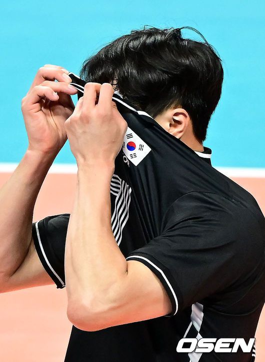 [OSEN=샤오싱(중국), 최규한 기자]한국 임동혁이 서브 실패에 아쉬워하고 있다. 2023.09.22 / dreamer@osen.co.kr