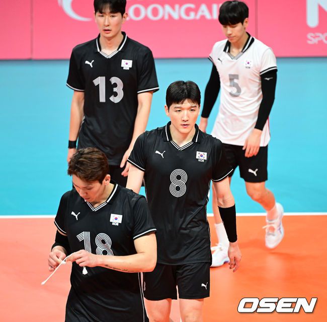 [OSEN=샤오싱(중국), 최규한 기자] 22일 오후 중국 저장성 사오싱 중국 섬유 도시 스포츠센터 체육관에서 열린 제19회 항저우 아시안게임’ 남자배구 대한민국과 파키스탄의 12강전 경기, 대한민국이 파키스탄에 0:3(19-25, 22-25, 21-25) 셧아웃 패배를 당했다.패배한 한국 선수들이 코트를 빠져나가고 있다. 2023.09.22 / dreamer@osen.co.kr