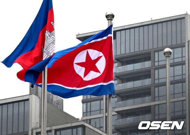 [OSEN=항저우(중국), 최규한 기자]  ‘19회 항저우 아시안게임’ 개막을 하루 앞둔 22일 오전 북한 선수단이 중국 항저우 선수촌에서 입촌식을 가졌다.입촌식에서 북한 인공기가 게양되고 있다. 2023.09.22 / dreamer@osen.co.kr