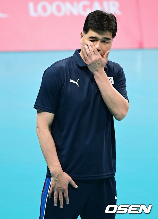[OSEN=샤오싱(중국), 최규한 기자] 22일 오후 중국 저장성 사오싱 중국 섬유 도시 스포츠센터 체육관에서 열린 제19회 항저우 아시안게임’ 남자배구 대한민국과 파키스탄의 12강전 경기, 대한민국이 파키스탄에 0:3(19-25, 22-25, 21-25) 셧아웃 패배를 당했다.한국 임도헌 감독이 아쉬워하고 있다. 2023.09.22 / dreamer@osen.co.kr