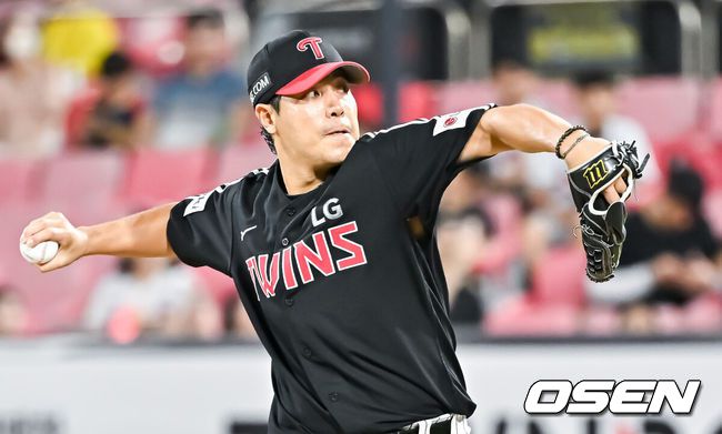 [OSEN=잠실, 지형준 기자] LG가 한화에 승리했다.LG는 23일 서울 잠실구장에서 열린 2023 KBO리그 한화와 경기에서 3-1로 승리했다. 선발 임찬규의 인생투와 오지환이 2타점으로 활약했다.9회 2사 1,3루에서 LG 김진성이 한화 문현빈을 삼진 처리하고 있다. 2023.08.29 /jpnews@osen.co.kr