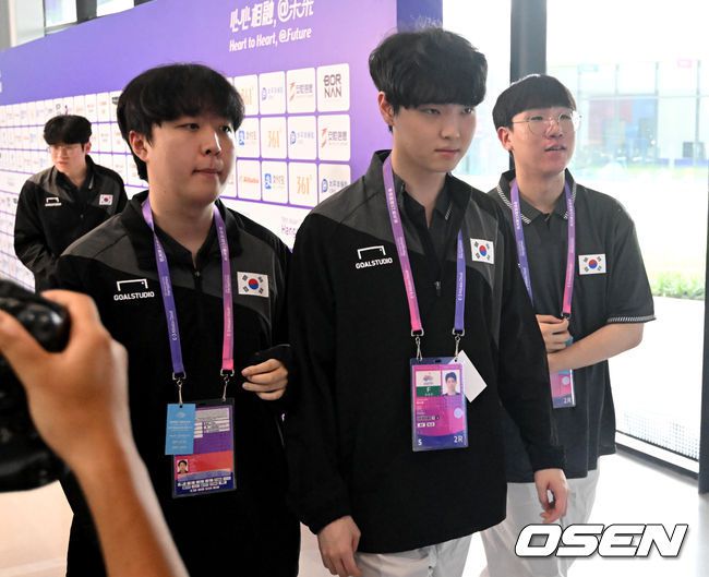 [OSEN=항저우(중국), 김성락 기자] 24일 오전 중국 항저우시 궁수구 항저우 e스포츠 센터에서 '제19회 항저우아시안게임' 리그 오브 레전드(LoL) 그룹 스테이지 A조 개막전 대한민국과 홍콩의 경기가 열렸다. 이날 대한민국은 홍콩을 초반부터 압도하며 여유로운 승리를 따냈다. 한국 대표팀 선수들이 경기를 마친 뒤 경기장을 나서고 있다. 2023.09.24 / ksl0919@osen.co.kr