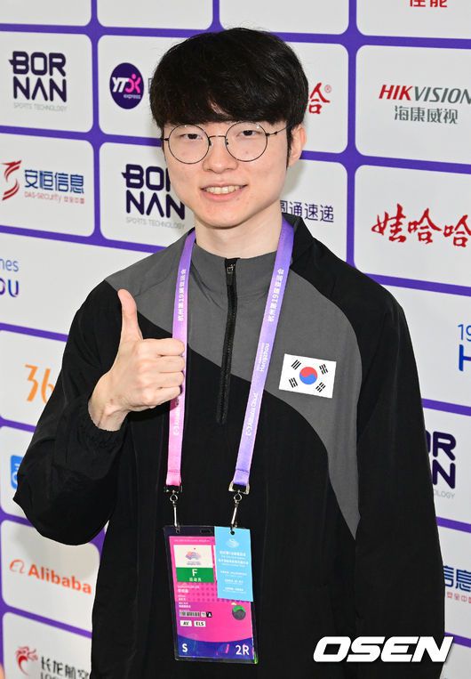 [OSEN=항저우(중국), 김성락 기자] 24일 오전 중국 항저우시 궁수구 항저우 e스포츠 센터에서 '제19회 항저우아시안게임' 리그 오브 레전드(LoL) 그룹 스테이지 대한민국과 카자흐스탄의 경기가 열렸다. 이날 대한민국은 홍콩에이어 카자흐스탄도 초반부터 압도하며 여유로운 승리를 따냈다. 경기를 마친 뒤 페이커(이상혁)이 취재진을 향해 포즈를 취하고 있다. 2023.09.24 / ksl0919@osen.co.kr