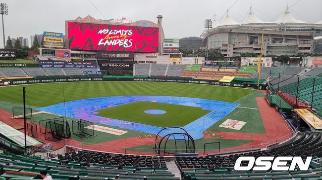 [OSEN=인천, 홍지수 기자] SSG 랜더스와 두산 베어스의 시즌 13차전이 결국 우천 취소됐다./knightjisu@osen.co.kr