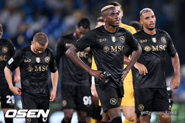 [사진] 볼로냐전 교체된 뒤 불만을 터트린 빅터 오시멘.
