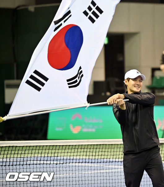 [OSEN=올림픽공원, 민경훈 기자]권순우가 경기를 마치고 태극기를 휘날리고 있다. 2023.02.05 / rumi@osen.co.kr