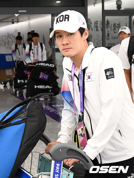 [OSEN=항저우(중국), 최규한 기자]  ‘19회 항저우 아시안게임’ 개막을 3일 앞둔 20일 오후 대한민국 본진 선수단이 항저우 국제 공항을 통해 입국했다.테니스 권순우가 항저우 공항 입국장을 나서고 있다. 2023.09.20 / dreamer@osen.co.kr