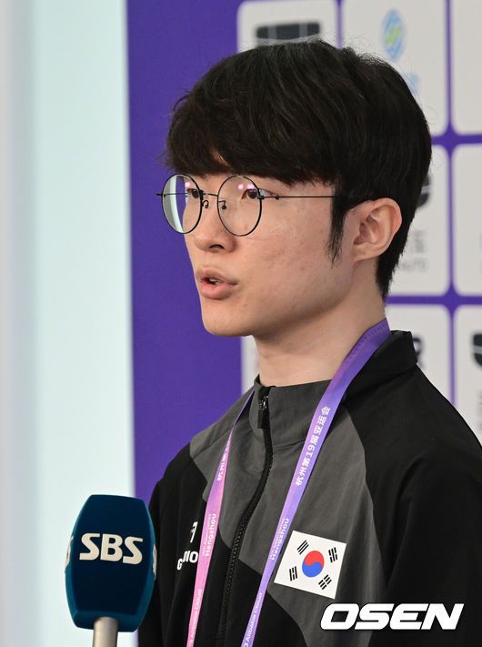 [OSEN=항저우(중국), 김성락 기자] 24일 오전 중국 항저우시 궁수구 항저우 e스포츠 센터에서 '제19회 항저우아시안게임' 리그 오브 레전드(LoL) 그룹 스테이지 대한민국과 카자흐스탄의 경기가 열렸다. 이날 대한민국은 홍콩에이어 카자흐스탄도 초반부터 압도하며 여유로운 승리를 따냈다. 경기를 마친 뒤 한국 대표팀 페이커(이상혁)이 취재진의 질문에 대답하고 있다. 2023.09.24 / ksl0919@osen.co.kr