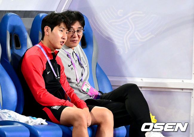 [OSEN=진화(중국), 최규한 기자] 21일 오후 중국 진화 스타디움에서 '제19회 항저우아시아게임' 남자축구 조별리그 E조 2차전 대한민국과 태국의 경기가 열린다.이강인이 아시안게임 대표팀에 합류해 황선홍 감독과 대화를 나누고 있다. 2023.09.21 / dreamer@osen.co.kr