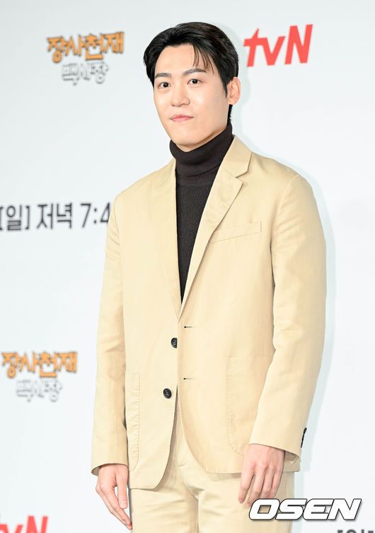 [OSEN=조은정 기자] tvN 새 예능프로그램 '장사천재 백사장’ 제작 발표회가 29일 오전서울 마포구 도화동 서울가든호텔에서 열렸다.가수 존박이 포즈를 취하고 있다. 2023.03.29 /cej@osen.co.kr