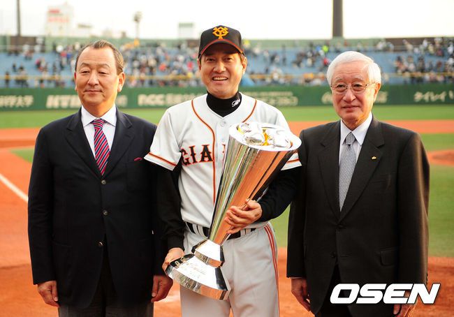 2009 한·일 클럽챔피언십 KBO 유영구 총재, 요미우리 하라 감독, NPB 료조 카토 총재.(사진 왼쪽부터) / OSEN DB