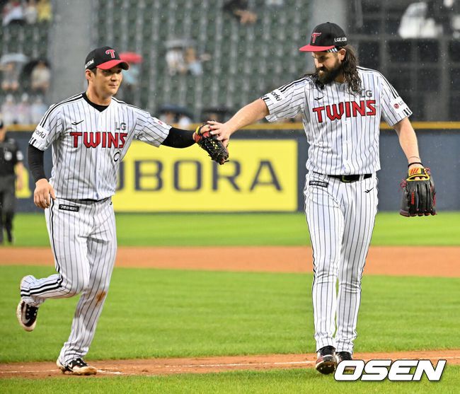 [OSEN=잠실, 민경훈 기자] 16일 오후 서울 잠실야구장에서 ‘2023 신한은행 SOL KBO리그’  LG 트윈스와 SSG 랜더스의 경기가 열렸다.5회초를 마친 LG 선발 켈리가 오지환과 하이파이브를 하고 있다. 2023.09.16 / rumi@osen.co.kr