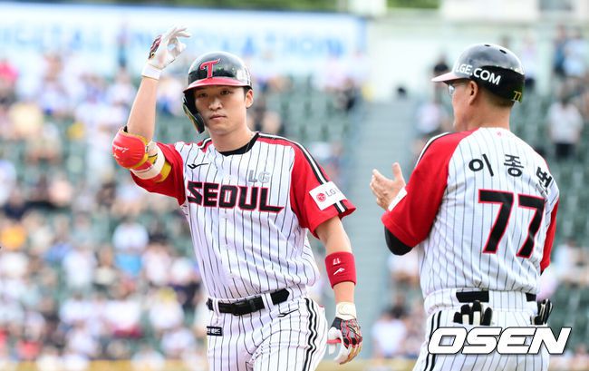 LG 박해민이 안타를 때려낸 후 세리머니를 하고 있다. / OSEN DB