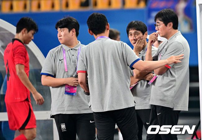 [OSEN=진화(중국), 최규한 기자] 27일 오후 중국 진화 스포츠센터 스타디움에서 '제19회 항저우아시아게임' 남자축구 16강전 대한민국과 키르기스스탄의 경기가 열렸다.경기를 앞두고 한국 베스트11이 기념촬영을 하고 있다. 2023.09.27 / dreamer@osen.co.kr