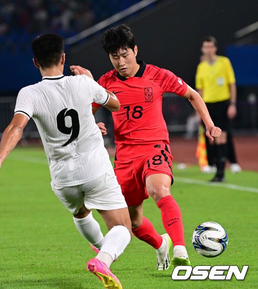 [OSEN=진화(중국), 최규한 기자] 27일 오후 중국 진화 스포츠센터 스타디움에서 '제19회 항저우아시아게임' 남자축구 16강전 대한민국과 키르기스스탄의 경기가 열렸다.후반 한국 이강인이 교체되며 벤치 선수들과 인사를 나누고 있다. 2023.09.27 / dreamer@osen.co.kr