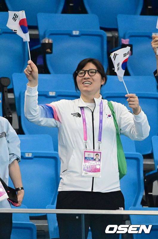 [OSEN=항저우(중국), 김성락 기자] 25일 오후 중국 항저우 올림픽 스포츠센터 수영장에서 '제19회 항저우아시안게임' 수영 남자 계영 800m 결승전 경기가 열렸다.장미란 문체부 차관이 수영 대표팀 금메달 획득에 기뻐하고 있다. 이날 한국 대표팀은 양재훈~이호준~김우민~황선우 순으로 헤엄쳐 7분01초73의 기록으로 금메달을 목에 걸었다. 2023.09.25 / ksl0919@osen.co.kr