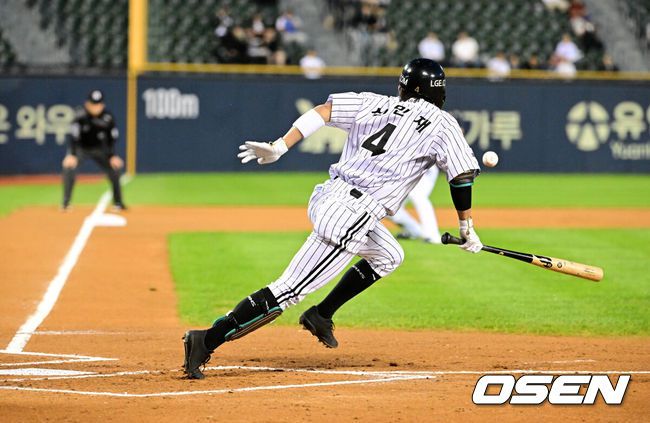 LG 신민재가 보내기 번트를 시도하고 있다. / OSEN DB