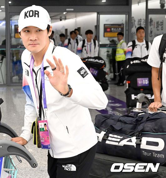 [OSEN=항저우(중국), 최규한 기자]  ‘19회 항저우 아시안게임’ 개막을 3일 앞둔 20일 오후 대한민국 본진 선수단이 항저우 국제 공항을 통해 입국했다.테니스 권순우가 항저우 공항 입국장을 나서며 인사하고 있다. 2023.09.20 / dreamer@osen.co.kr