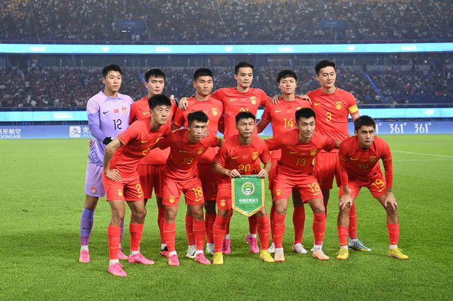 [OSEN=진화(중국), 최규한 기자] 황선홍호가 16강 상대 키르기스스탄에 5골을 퍼부으면서 8강으로 향했다.황선홍 감독이 이끄는 대한민국 아시안게임 대표팀은 27일 오후 8시 30분(한국시간)중국 진화의진화 스포츠센터 스타디움에서 키르기스스탄과 2022 항저우 아시안게임 16강을 치러 5-1로 승리했다. 이로써 한국은 8강에 진출했다.경기를 마치고 황선홍 감독을 비롯한 코칭스태프와 선수들이 기념촬영을 하고 있다. 2023.09.27 / dreamer@osen.co.kr