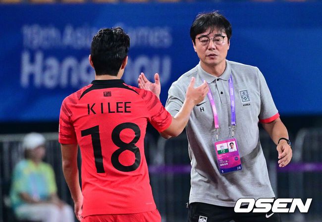 [OSEN=진화(중국), 최규한 기자] 19일 오후 중국 진화 스타디움에서 '제19회 항저우아시아게임' 남자축구 조별리그 E조 1차전 쿠웨이트와 대한민국의 예선 첫 경기가 열렸다.전반 한국 조영욱이 팀 두번째 골을 작렬시킨 뒤 정우영과 기뻐하고 있다. 2023.09.19 / dreamer@osen.co.kr