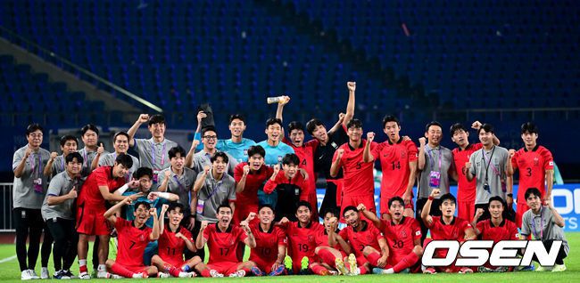 [OSEN=진화(중국), 최규한 기자] 27일 오후 중국 진화 스포츠센터 스타디움에서 '제19회 항저우아시아게임' 남자축구 16강전 대한민국과 키르기스스탄의 경기가 열렸다.전반을 마친 한국 황선홍 감독과 코칭스태프가 대화를 나누고 있다. 2023.09.27 / dreamer@osen.co.kr