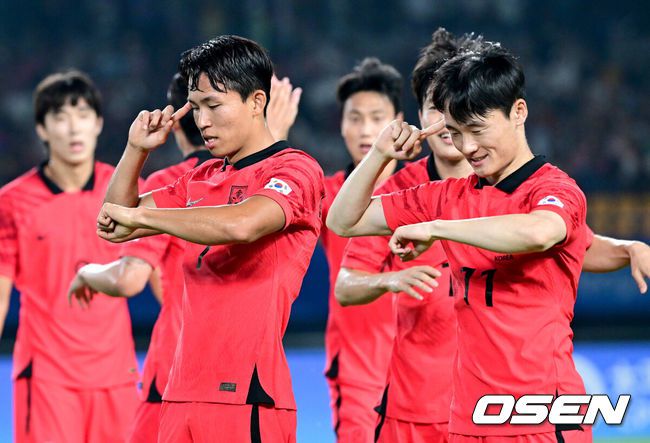 [OSEN=진화(중국), 최규한 기자] 27일 오후 중국 진화 스포츠센터 스타디움에서 '제19회 항저우아시아게임' 남자축구 16강전 대한민국과 키르기스스탄의 경기가 열렸다.전반 한국 정우영이 팀 두번째 골을 작렬시킨 뒤 엄원상과 세리머니를 하고 있다. 2023.09.27 / dreamer@osen.co.kr