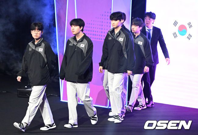 [OSEN=항저우(중국), 김성락 기자] 28일 오전 중국 항저우시 궁수구 항저우 e스포츠 센터에서 '제19회 항저우아시안게임' 리그 오브 레전드(LoL) 대한민국과 중국의 준결승 경기가 열렸다. 경기 시작에 앞서 한국 대표팀 선수들이 입장하고 있다. 2023.09.28 / ksl0919@osen.co.kr