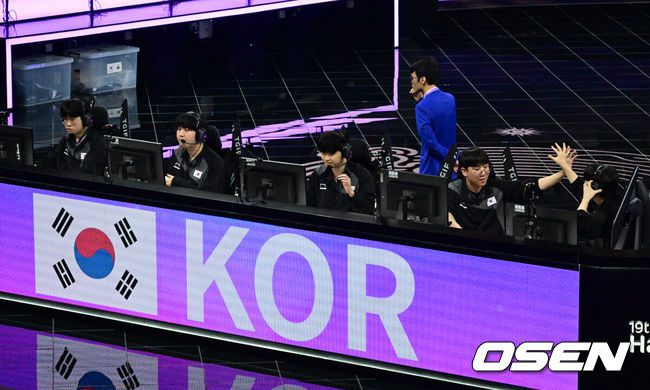 [OSEN=항저우(중국), 김성락 기자] 28일 오전 중국 항저우시 궁수구 항저우 e스포츠 센터에서 '제19회 항저우아시안게임' 리그 오브 레전드(LoL) 대한민국과 중국의 준결승 경기가 열렸다. 한국 대표팀 쵸비(정지훈)이 경기를 준비하고 있다. 2023.09.28 / ksl0919@osen.co.kr