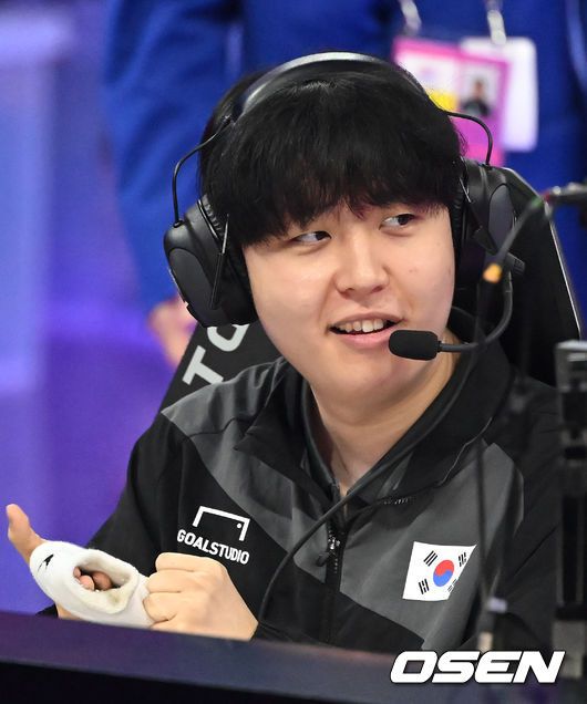 [OSEN=항저우(중국), 김성락 기자] 28일 오전 중국 항저우시 궁수구 항저우 e스포츠 센터에서 '제19회 항저우아시안게임' 리그 오브 레전드(LoL) 대한민국과 중국의 준결승 경기가 열렸다. 한국 대표팀 카나비(서진혁)이 미소짓고 있다. 2023.09.28 / ksl0919@osen.co.kr