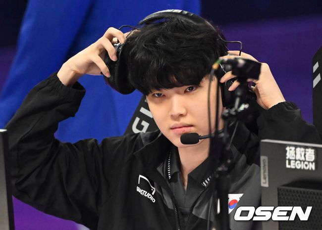 [OSEN=항저우(중국), 김성락 기자] 28일 오전 중국 항저우시 궁수구 항저우 e스포츠 센터에서 '제19회 항저우아시안게임' 리그 오브 레전드(LoL) 대한민국과 중국의 준결승 경기가 열렸다. 한국 대표팀 쵸비(정지훈)이 경기를 준비하고 있다. 2023.09.28 / ksl0919@osen.co.kr
