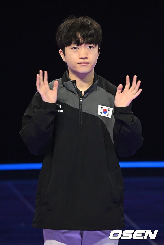 [OSEN=항저우(중국), 김성락 기자] 28일 오전 중국 항저우시 궁수구 항저우 e스포츠 센터에서 '제19회 항저우아시안게임' 리그 오브 레전드(LoL) 대한민국과 중국의 준결승 경기가 열렸다. 한국 대표팀 케리아(류민석)이 관중에게 인사하고 있다. 2023.09.28 / ksl0919@osen.co.kr