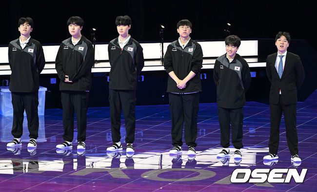 [OSEN=항저우(중국), 김성락 기자] 29일 오후 중국 항저우시 궁수구 항저우 e스포츠 센터에서 '제19회 항저우아시안게임' 리그 오브 레전드(LoL) 대한민국과 대만의 결승전 경기가 열렸다. 경기 시작에 앞서 한국 대표팀이 관중에게 인사하고 있다. 2023.09.29 / ksl0919@osen.co.kr