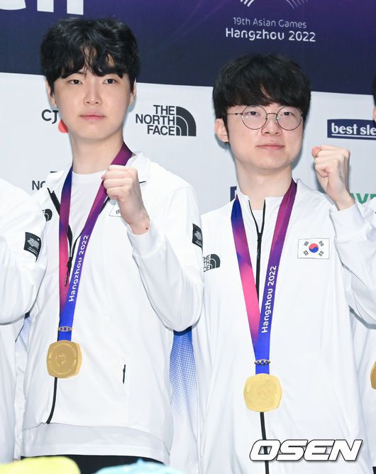 [OSEN=항저우(중국), 김성락 기자] 30일 오전 중국 항저우 스포츠외교라운지에서 '제19회 항저우아시안게임' 대한민국선수단 메달리스트 기자회견이 열렸다. 한국 e스포츠 대표팀 쵸비(정지훈), 페이커(이상혁) 선수들이 기념촬영을 하고 있다. 2023.09.30 / ksl0919@osen.co.kr