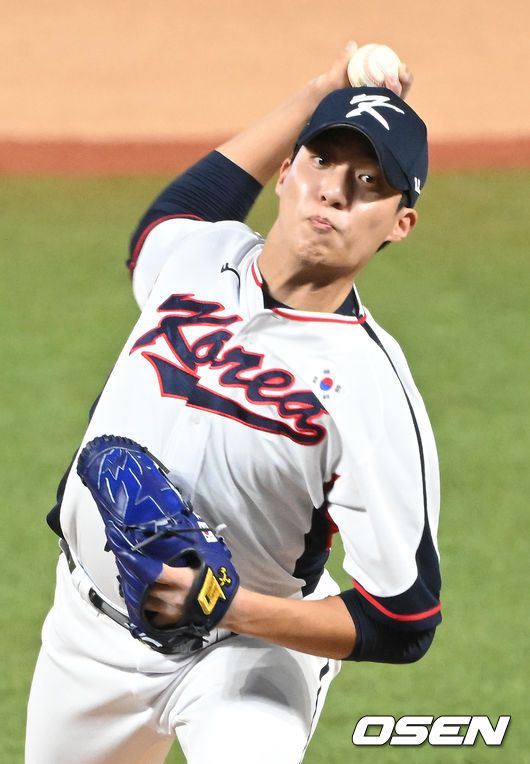 [OSEN=항저우(중국), 김성락 기자] 1일 오후 중국 항저우 샤오싱 야구체육문화센터에서 '제19회 항저우아시안게임' 야구 대한민국과 홍콩의 경기가 열렸다. 1회초 한국 원태인이 마운드에 올라 힘차게 공을 뿌리고 있다. 2023.10.01 / ksl0919@osen.co.kr