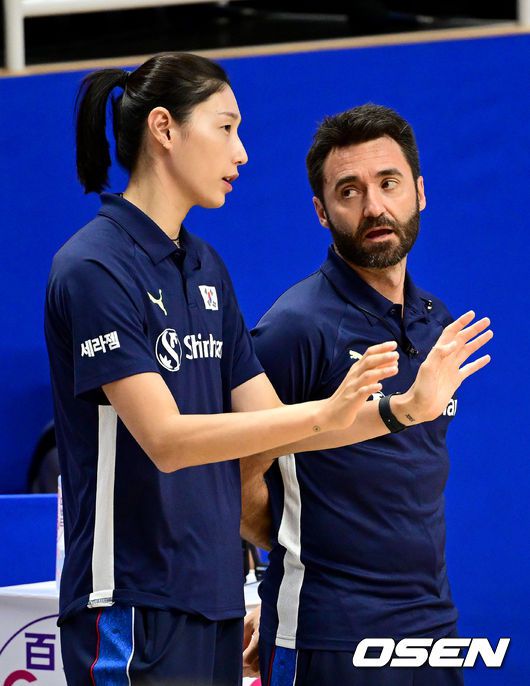 한국 여자배구대표팀 세자르 감독과 김연경. / OSEN DB