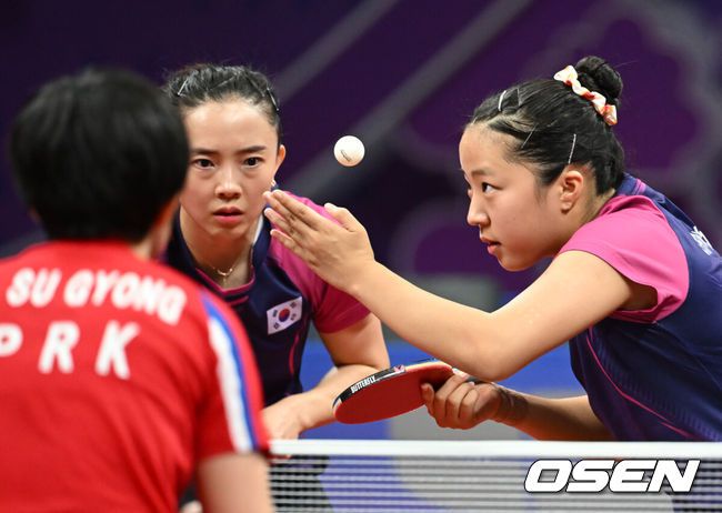 [OSEN=항저우(중국), 김성락 기자] 33년 만에 결승전에서 북한을 만난 한국 여자 탁구 전지희-신유빈 조가 이들을 꺾고 21년 만에 금메달을 목에 걸었다.전지희-신유빈 조는 2일(한국시간)중국 항저우 궁수 캐널 스포츠파크 체육관에서 열린 2022 항저우 아시안게임 탁구여자복식 결승전에서 북한의 차수영-박수경 조와 맞대결을 펼쳐 4-1(11-6, 11-4, 10-12,12-10, 11-4)로 승리했다.2세트 대한민국 신유빈, 전지희가 득점에 기뻐하고 있다. 2023.10.02/ ksl0919@osen.co.kr