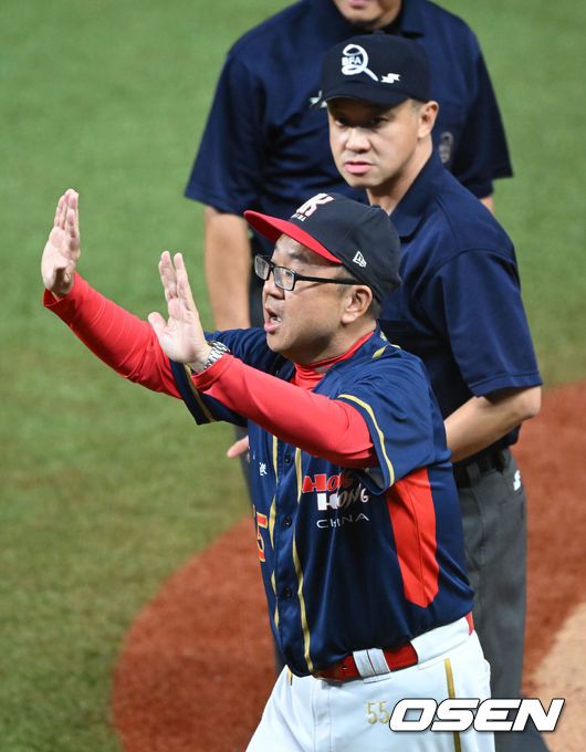 [OSEN=항저우(중국), 김성락 기자] 류중일 감독이 이끄는 항저우 아시안게임 야구 대표팀이 약체 홍콩을 상대로 첫 승을 신고했다.한국은 1일(이하 한국시간)중국 저장성 사오싱 야구장에서열린 B조 예선 1차전에서 10-0 8회 콜드 게임로 이겼다.3회말 무사 1, 2루 대한민국 강백호의 좌익수 플라이 때 홍콩 대표팀 감독이 2루 주자 최지훈의 포스아웃 관련 항의하고 있다.  2023.10.01 / ksl0919@osen.co.kr