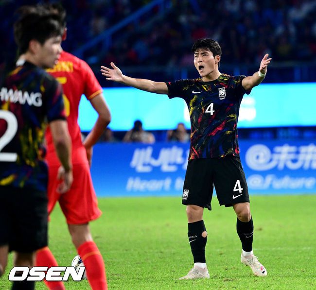 [OSEN=항저우(중국), 최규한 기자] 홍현석(24, 헨트)과 송민규(24, 전북)의 연속골이 5만여 중국 관중을 일제히 침묵에 빠뜨렸다. 황선홍호가 중국의 '쿵푸축구'를 극복했다.황선홍 감독이 이끄는 아시안게임 남자축구대표팀은 1일 오후 9시(한국시간) 중국 항저우의황룽 스포츠센터 스타디움에서 개최된 '2022 항저우 아시안게임 남자축구 8강전'에서 홍현석의 선제골과 송민규의 추가골이터져 홈팀 중국에 2-0 쾌승을 거뒀다. 한국은 우즈베키스탄과 4일 4강에서 격돌한다.후반 한국 박진섭이 판정에 어필하고 있다. 2023.10.01 / dreamer@osen.co.kr