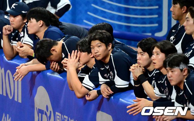 [OSEN=항저우(중국), 최규한 기자] 한국이 4회 연속 우승을 위해 반드시 넘어야 할 상대인 대만에 덜미를 잡혔다.한국은 2일(이하 한국시간) 중국 저장성 사오싱야구장에서 열린 2022 항저우 아시안게임 B조 예선 2차전에서 대만에 0-4로 패했다.9회초 어두운 표정의 한국 더그아웃. 2023.10.02 / dreamer@osen.co.kr