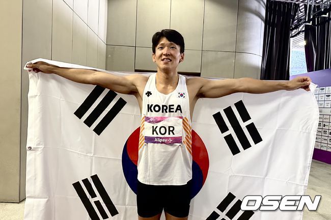 [OSEN=항저우(중국), 김성락 기자] 한국 육상 남자 400ｍ 계주 대표팀이 37년 만의 한국 신기록 타이기록 작성하며 동메달을 땄다. 대한민국 선수들이 경기를 마친 뒤 태극기와 함께 기념촬영을 하고 있다. 2023.10.03/ ksl0919@osen.co.kr