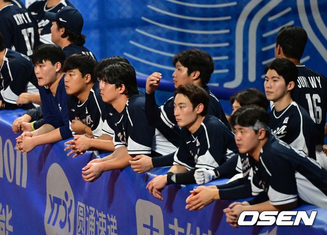 [OSEN=항저우(중국), 최규한 기자] 한국이 4회 연속 우승을 위해 반드시 넘어야 할 상대인 대만에 덜미를 잡혔다.한국은 2일(이하 한국시간) 중국 저장성 사오싱야구장에서 열린 2022 항저우 아시안게임 B조 예선 2차전에서 대만에 0-4로 패했다.경기 종료 직후 아쉬워하는 한국 더그아웃. 2023.10.02 / dreamer@osen.co.kr