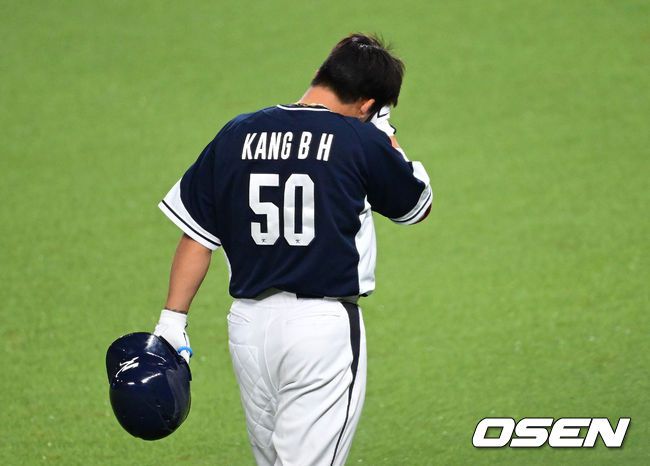 [OSEN=항저우(중국), 최규한 기자] 2일 오후 중국 항저우 사오싱 야구장에서 '제19회 항저우아시안게임' 야구 조별리그 2차전 대한민국과 대만의 경기가 열렸다. 8회초 2사 2루 상황 한국 강백호가 내야 땅볼로 물러나며 아쉬워하고 있다. 2023.10.02 / dreamer@osen.co.kr