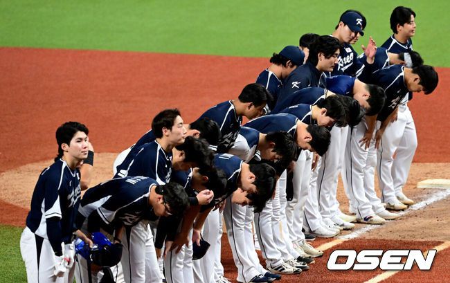 [OSEN=항저우(중국), 최규한 기자] 한국이 4회 연속 우승을 위해 반드시 넘어야 할 상대인 대만에 덜미를 잡혔다.한국은 2일(이하 한국시간) 중국 저장성 사오싱야구장에서 열린 2022 항저우 아시안게임 B조 예선 2차전에서 대만에 0-4로 패했다.경기를 마치고 한국 선수들이 관중들을 향해 인사하고 있다. 2023.10.02 / dreamer@osen.co.kr