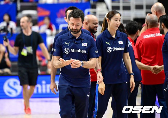 [OSEN=수원, 최규한 기자] 세자르호가 도미니카공화국을 상대로도 반전을 이뤄내지 못했다.세자르 에르난데스 감독이 이끄는 한국 여자배구대표팀은 29일 수원 서수원칠보체육관에서 열린 도미니카공화국과의 VNL(발리볼네이션스리그) 3주차 두 번째 경기서 세트 스코어 0-3(18-25, 18-25, 16-25)으로 패했다.한국의 마지막 VNL 승리는 2021년 7월 14일 폴란드전이다. 이후 지난해 12전 전패를 비롯해 25경기 연속 승리에 실패했다. 반면 손쉬운 셧아웃 승리를 거둔 도미니카공화국은 4승 6패가 됐다.경기를 마치고 한국 세자르 감독을 비롯한 코칭스태프가 코트를 빠져나가고 있다. 2023.06.29 / dreamer@osen.co.kr