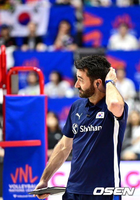 [OSEN=수원, 최규한 기자] 세자르호가 도미니카공화국을 상대로도 반전을 이뤄내지 못했다.세자르 에르난데스 감독이 이끄는 한국 여자배구대표팀은 29일 수원 서수원칠보체육관에서 열린 도미니카공화국과의 VNL(발리볼네이션스리그) 3주차 두 번째 경기서 세트 스코어 0-3(18-25, 18-25, 16-25)으로 패했다.한국의 마지막 VNL 승리는 2021년 7월 14일 폴란드전이다. 이후 지난해 12전 전패를 비롯해 25경기 연속 승리에 실패했다. 반면 손쉬운 셧아웃 승리를 거둔 도미니카공화국은 4승 6패가 됐다.3세트 막판 한국 세자르 감독이 머리를 긁적이고 있다. 2023.06.29 / dreamer@osen.co.kr