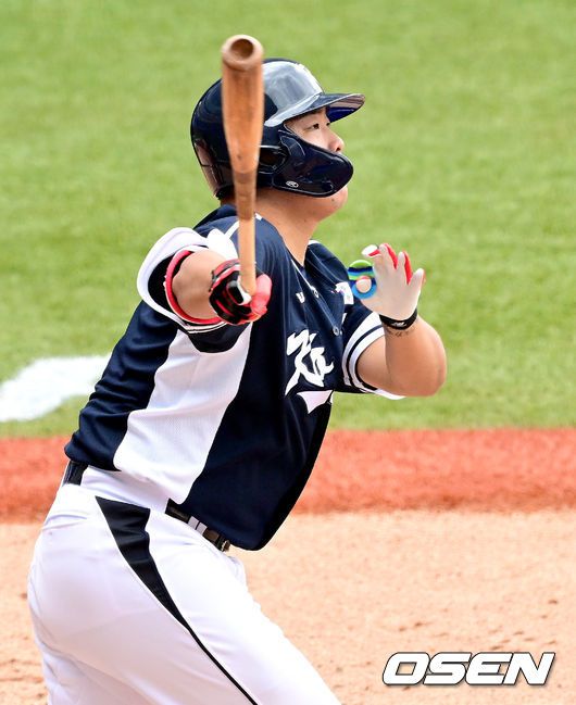 [OSEN=항저우(중국), 최규한 기자] 6일 오후 중국 항저우 사오싱 야구장에서 ‘2022 항저우 아시안게임’ 야구 슈퍼라운드 2차전 대한민국과 중국의 경기가 열렸다.5회초 무사 선두타자로 나선 한국 강백호가 안타를 날리고 있다. 2023.10.06 / dreamer@osen.co.kr